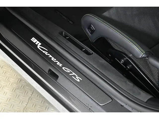 
								Porsche 911 Carerra GTS full									