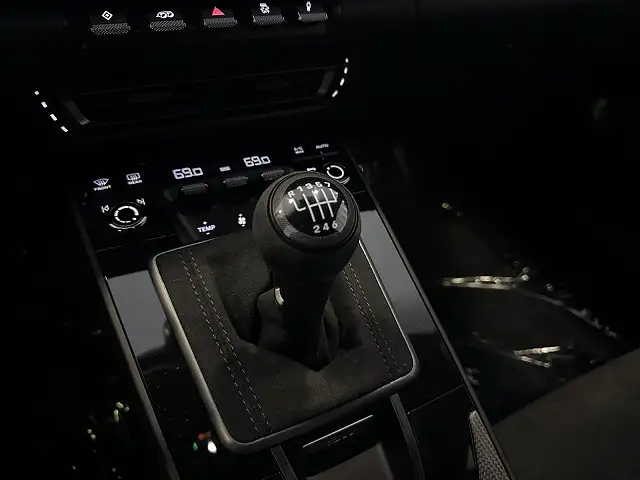 
								Porsche 911 Carerra GTS full									