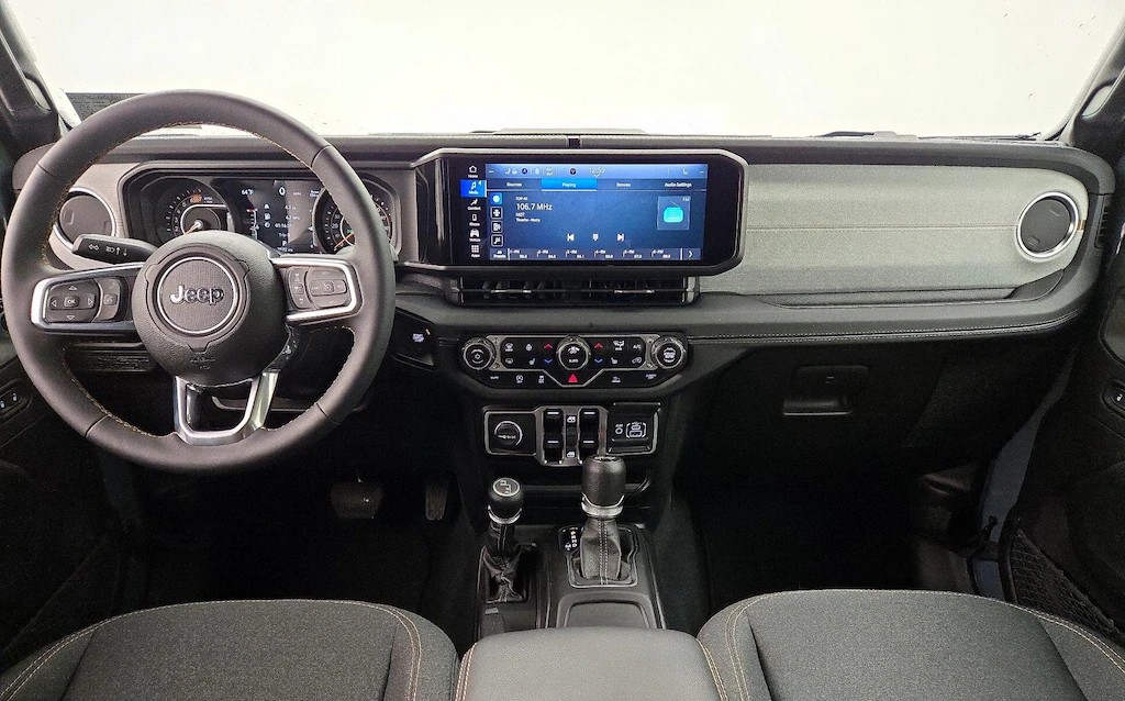 
								Jeep Wrangler Sahara 4-Door 4WD full									