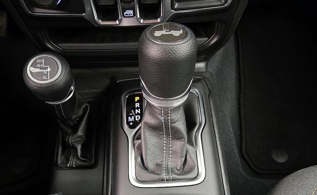 
								Jeep Wrangler Sahara 4-Door 4WD full									