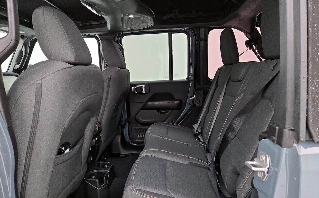 
								Jeep Wrangler Sahara 4-Door 4WD full									