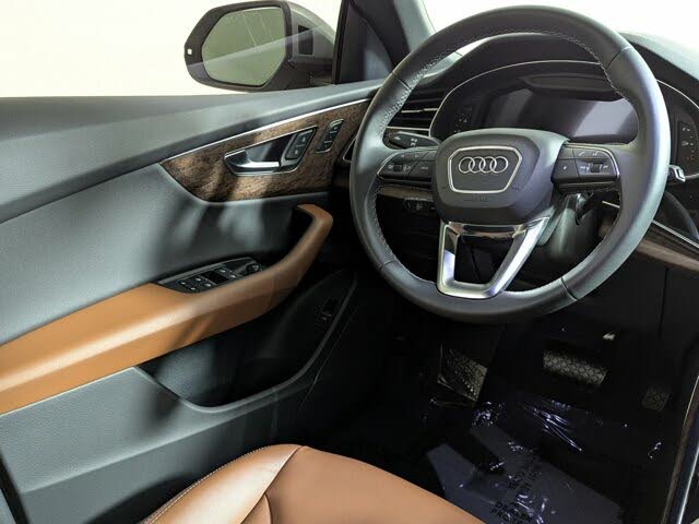
								Audi Q8 quattro Premium 55 TFSI AWD full									