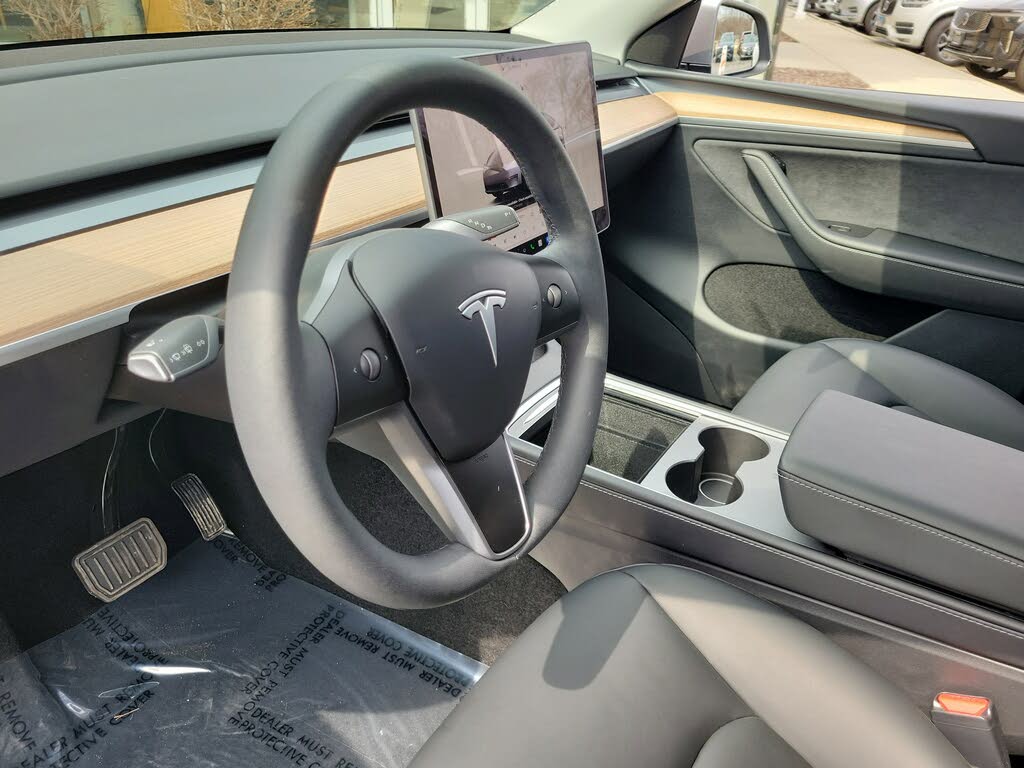 
								Tesla Model Y Long Range AWD full									