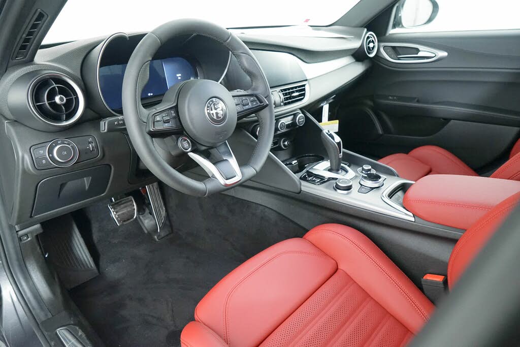 
								Alfa Romeo Giulia Ti RWD full									