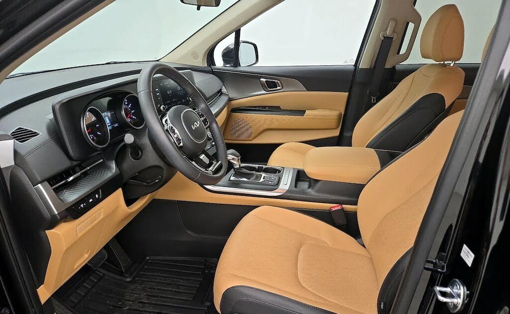 
								Kia Carnival LX FWD full									