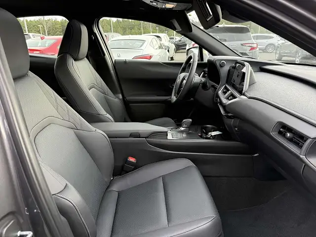 
								Lexus UX 300h F Sport Design full									