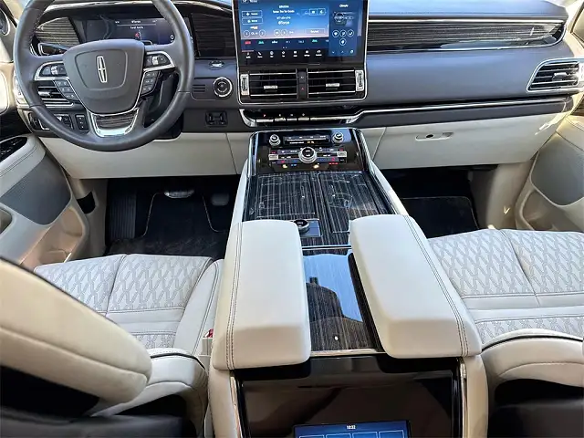 
								Lincoln Navigator Black Label full									