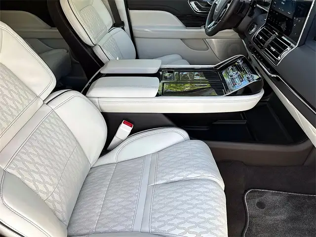 
								Lincoln Navigator Black Label full									