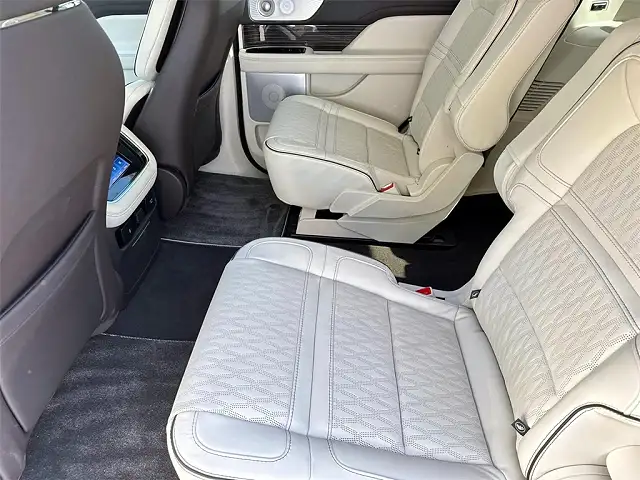 
								Lincoln Navigator Black Label full									