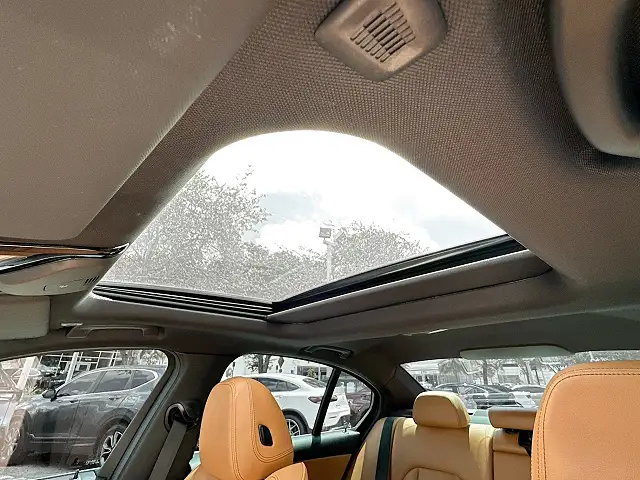 
								BMW 3 Series 330i full									