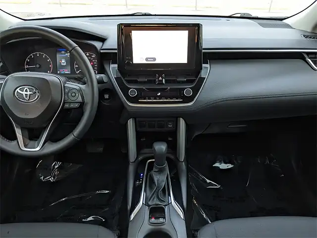 
								Toyota Corolla Cross LE full									