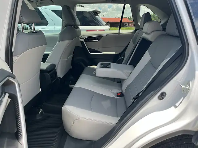 
								Toyota RAV4 XLE Premium full									