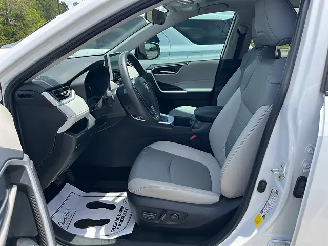 
								Toyota RAV4 XLE Premium full									