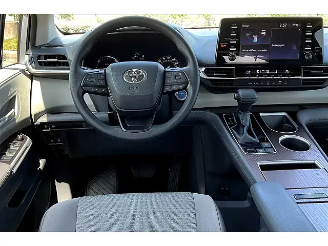 
								Toyota Sienna LE full									