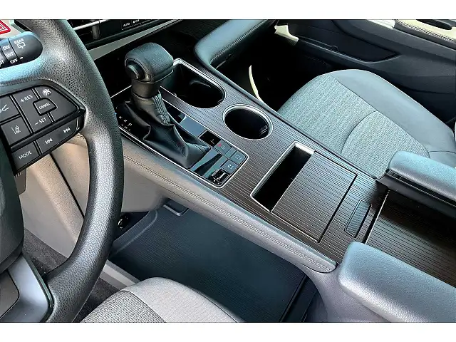 
								Toyota Sienna LE full									