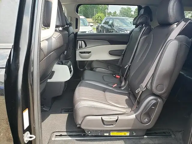 
								Kia Carnival LX full									