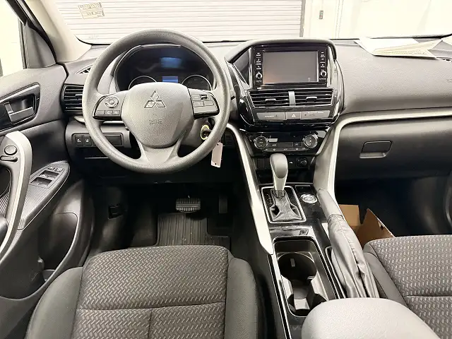 
								Mitsubishi Eclipse Cross ES full									