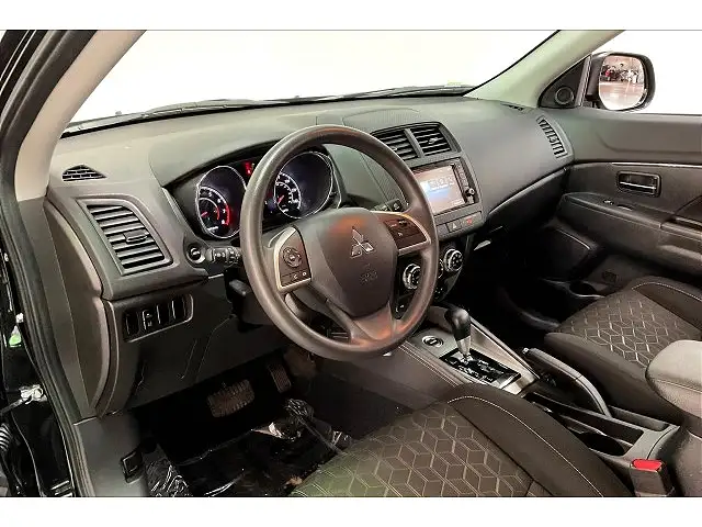 
								Mitsubishi Outlander Sport ES full									