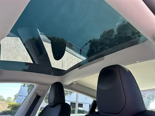 
								Tesla Model 3 full									